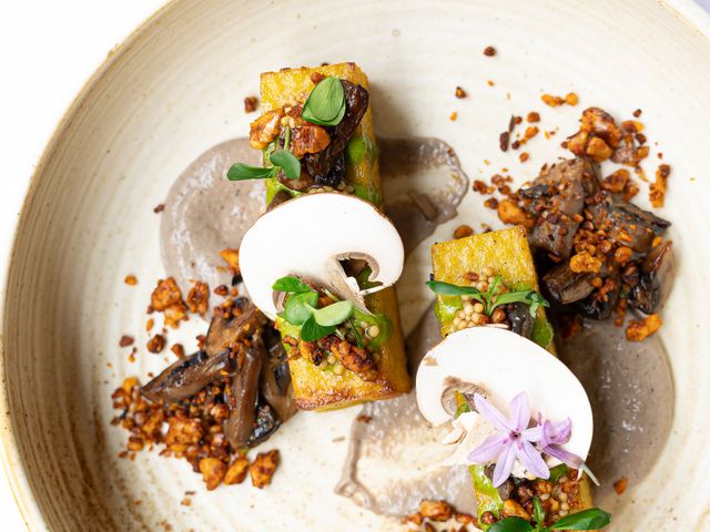 The Friendly Kitchen Polenta grillée, crème de champignons et crumble de noix